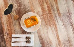 bolo de laranja com espaço de cópia na mesa de madeira foto