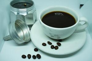 café preto quente em uma xícara branca, o café é uma bebida popular em todo o mundo. foto