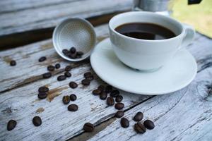 café preto quente em uma xícara branca, o café é uma bebida popular em todo o mundo. foto