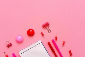 caderno branco encontra-se na forma de branco no fundo rosa com caneta vermelha foto