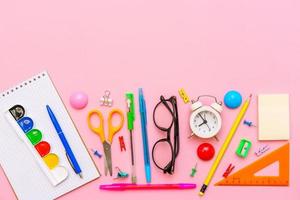 material escolar em um fundo rosa. volta para a escola ilustração criativa foto