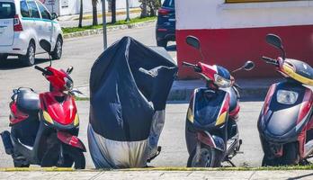 playa del carmen quintana roo méxico 2022 várias motocicletas ciclomotores e scooters em playa del carmen méxico. foto