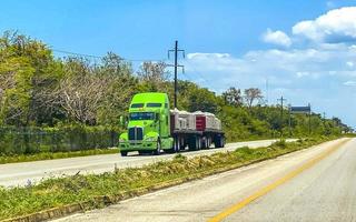 playa del carmen quintana roo méxico 2022 caminhões mexicanos transportador de carga carros de entrega playa del carmen méxico. foto