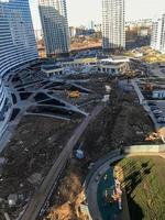 construção de uma nova área. vista aérea. construção de parques infantis. casas altas, brancas e azuis. áreas de gramado para brincar com animais de estimação e crianças. pequeno centro comercial foto