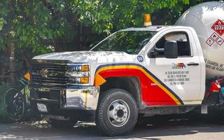 playa del carmen quintana roo méxico 2022 vários caminhões mexicanos transportadores vans carros de entrega no méxico. foto