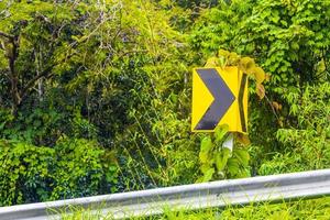 amarelo típico asiático rua sinal de estrada tailândia. foto