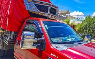 playa del carmen quintana roo méxico 2022 vários caminhões mexicanos transportadores vans carros de entrega no méxico. foto