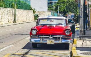 playa del carmen quintana roo méxico 2022 vários carros coloridos sintonizados e carros clássicos vintage méxico. foto