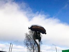 grande garfo de metal de ferro com salsicha, salsicha contra o céu azul no inverno sob a neve foto