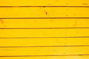 textura de pranchas de madeira horizontais de natural com costuras pintadas com tinta amarela brilhante. o fundo foto