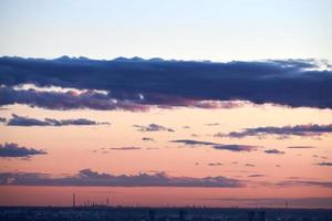 céu pôr do sol da cidade foto