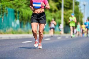 maratonistas na estrada da cidade. foto