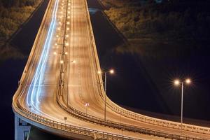 rodovia em luzes noturnas foto