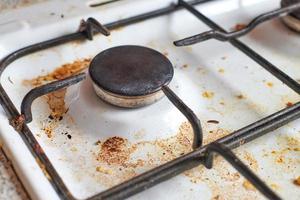 fogão sujo com restos de comida foto