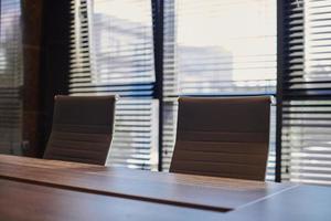 sala de conferências no escritório. moderna sala de reuniões para negociações comerciais e reuniões de negócios. sala de reuniões foto