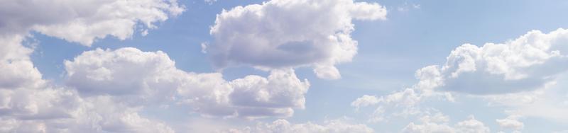 panorama de nuvens. banner contra um céu azul com nuvens. foto