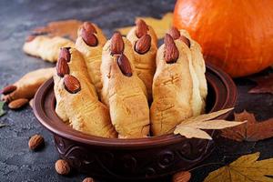 biscoitos dedos de bruxa, receita engraçada para festa de halloween. foto