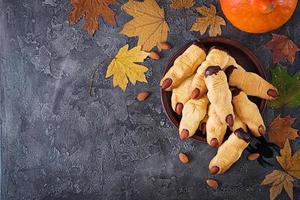 biscoitos dedos de bruxa, receita engraçada para festa de halloween. vista do topo. postura plana foto