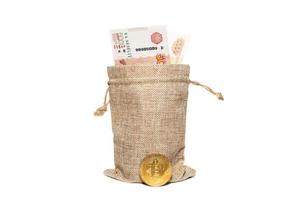 um saco de dinheiro e bitcoin isolado em um fundo branco foto