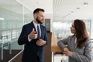 comunicação de funcionários da empresa homens e mulheres, conceito de relacionamento comercial foto