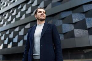 retrato de um homem de meia-idade forte no contexto de um edifício não urbano, conceito de seguro empresarial foto