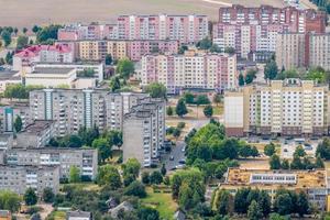 vista panorâmica aérea de uma grande altura de uma pequena cidade provincial com setor privado e prédios de apartamentos altos foto