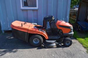 novo cortador de grama de quatro rodas vermelho moderno para cortar grama, gramado. equipamento de cuidado do gramado do jardim agrícola, motoblock foto