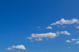 lindo céu azul brilhante ensolarado com nuvens brancas fofas pitorescas. fundo, papel de parede, textura