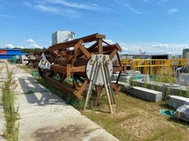 um grande misturador industrial para uma planta química ou uma planta de mineração e processamento a céu aberto para armazenar materiais e equipamentos industriais foto