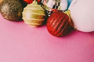 muitas bolas brancas multicoloridas vermelhas amarelas prata cinzas de vidro redondo inverno brilhante natal decorativo lindas bolas de natal festivas de natal, fundo de brinquedos de árvore de natal foto