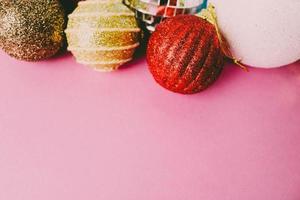 muitas bolas brancas multicoloridas vermelhas amarelas prata cinzas de vidro redondo inverno brilhante natal decorativo lindas bolas de natal festivas de natal, fundo de brinquedos de árvore de natal foto
