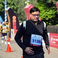 nova delhi, índia - 16 de outubro de 2022 - vedanta delhi meia maratona após covid em que os participantes da maratona prestes a cruzar a linha de chegada, meia maratona de delhi 2022 foto