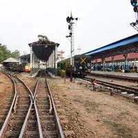 vista de trilhos de trem de brinquedo do meio durante o dia perto da estação ferroviária de kalka na índia, vista de trilho de trem de brinquedo, junção ferroviária indiana, indústria pesada foto