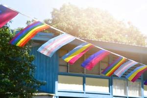 bandeiras lgbtq foram penduradas em arame para decorar a sacada externa do restaurante, foco suave e seletivo, conceito para lgbtq plus celebrações de gênero no mês do orgulho ao redor do mundo. foto