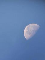 lua da manhã no céu azul foto