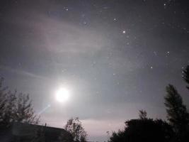 céu estrelado noite brilhante na aldeia foto