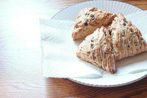 scones de blue berry servidos em pratos brancos foto