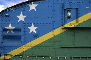 bandeira das ilhas salomão retratada na parte lateral do tanque blindado militar closeup. fundo conceitual das forças do exército foto