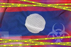 bandeira do laos e fita amarela de quarentena covid-19. conceito de vírus coronavírus ou 2019-ncov foto