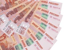 Notas de 5000 rublos russos estão isoladas em fundo branco com espaço de cópia empilhado em forma de ventilador de perto foto