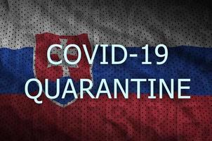 bandeira da eslováquia e inscrição de quarentena covid-19. coronavírus ou vírus 2019-ncov foto