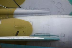 textura detalhada suja do antigo corpo do avião de combate pintado em camuflagem com muitos rebites foto