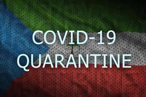 bandeira da guiné equatorial e inscrição de quarentena covid-19. coronavírus ou vírus 2019-ncov foto