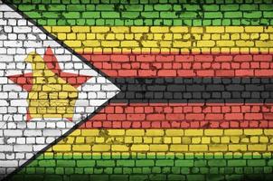 bandeira do zimbabwe é pintada em uma parede de tijolos antigos foto