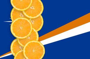 bandeira das ilhas marshall e linha vertical de fatias de frutas cítricas foto