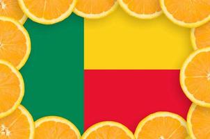 bandeira do benin no quadro de fatias de frutas cítricas frescas foto