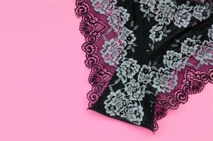 roupa interior de mulheres negras com rendas no fundo rosa com espaço de cópia. conceito de blogueiro de moda de beleza. lingerie romântica para a tentação do dia dos namorados foto