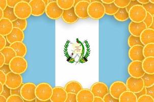 bandeira da guatemala em moldura de fatias de frutas cítricas frescas foto