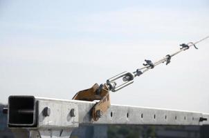 armários de corda em viga traseira de plataforma de cabo de aço suspenso para obras de fachada em edifícios altos de vários andares. armários de corda bloqueiam torção para uso de plataforma de segurança foto