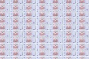 50 contas de hryvnias ucranianas impressas no transportador de produção de dinheiro. colagem de muitas contas. conceito de desvalorização da moeda foto
